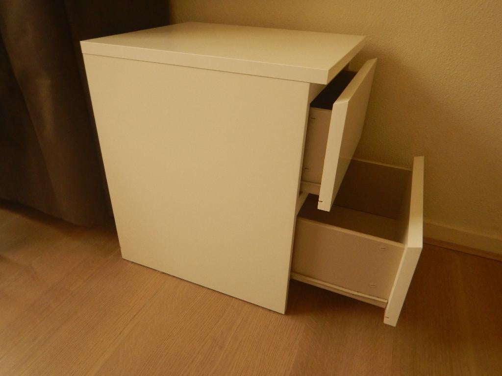 Aangeboden: gratis nachtkastje, Huis en Inrichting, Slaapkamer | Nachtkastjes, Ophalen, Gebruikt, Minder dan 45 cm