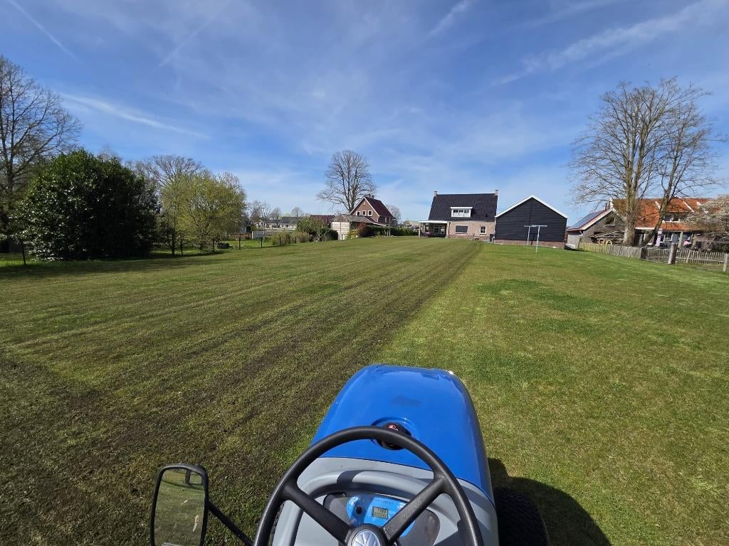 Compost laten aanbregen in tuin met minitrekker en strooier, Ophalen, Grondbewerking