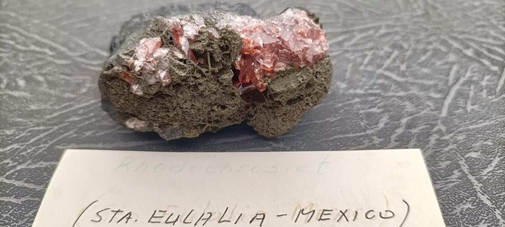 Kwaliteit rhodochrosiet op matrix  gereserveerd, Verzamelen, Mineralen en Fossielen, Ophalen of Verzenden