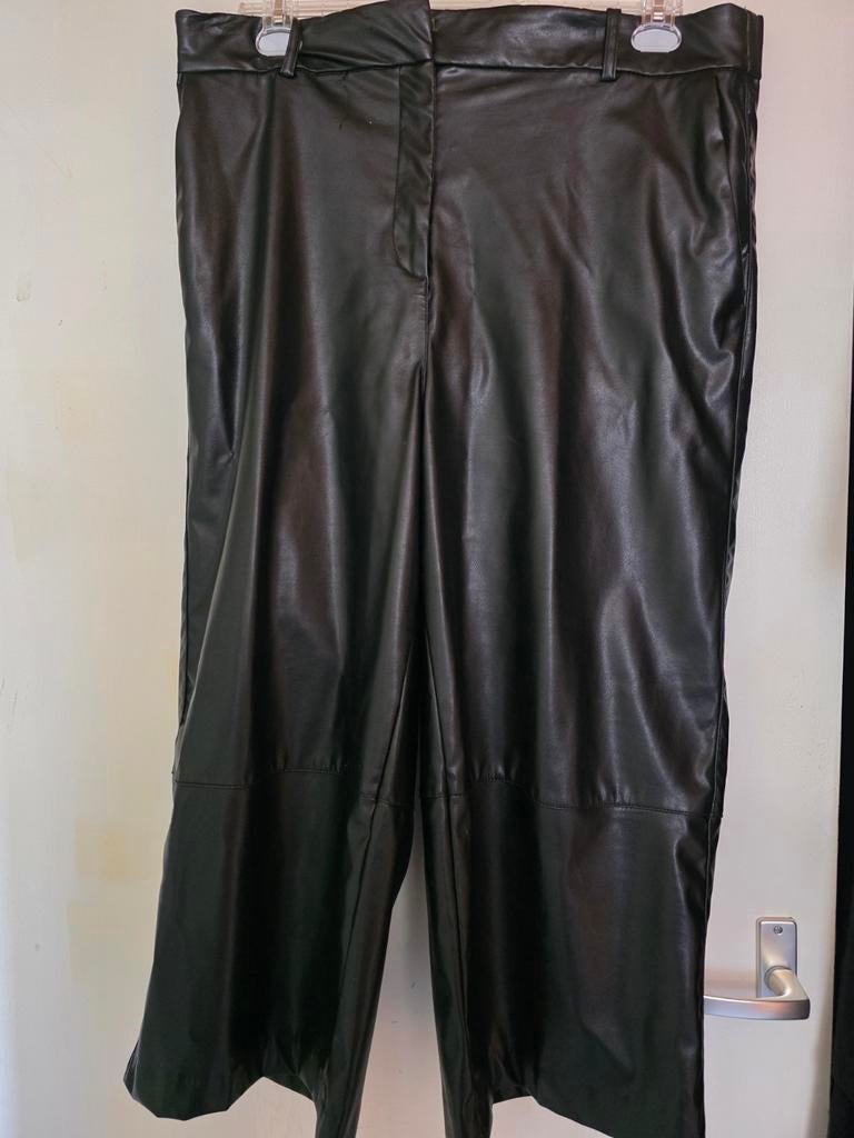 Vegan leather, Ophalen of Verzenden, Zo goed als nieuw, Zwart, Broek of Spijkerbroek