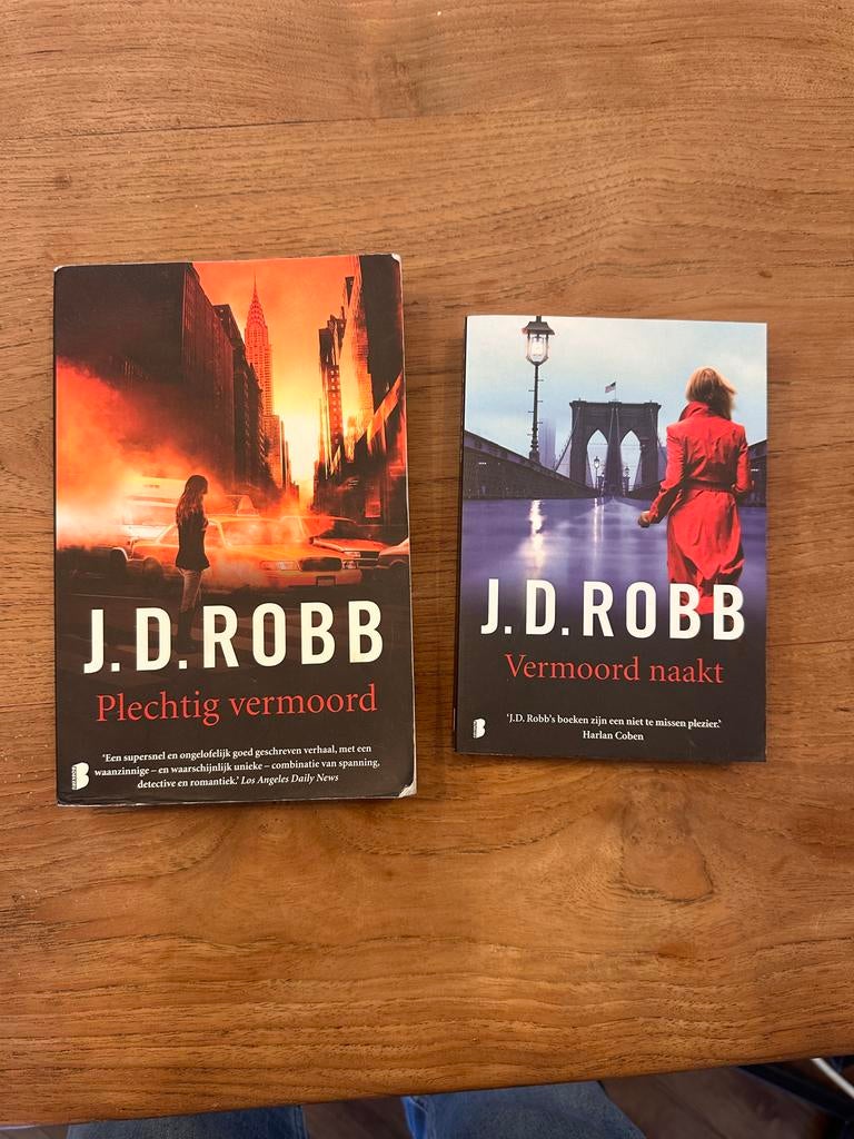 J.D. Robb - Vermoord Naakt & Plechtig Vermoord (2 boeken), Ophalen of Verzenden, Gelezen, Amerika