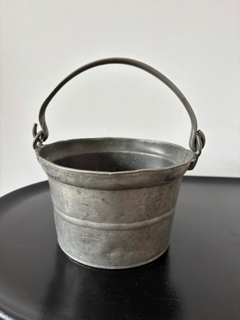 Zeer oude tinnen emmer met meestertekens, Ophalen of Verzenden