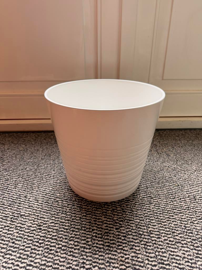 Witte bloempot, Tuin en Terras, Bloempotten, Rond, Zo goed als nieuw, Minder dan 40 cm, Aardewerk