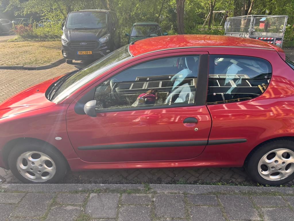 Peugeot 206 1.1 XR 3D 2003 Rood, Auto's, Peugeot, Voorwielaandrijving, 31 €/maand, 4 cilinders, Origineel Nederlands