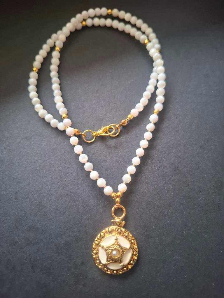 Parelmoer ketting met vaste hanger., Sieraden, Tassen en Uiterlijk, Kettingen, Overige materialen, Wit, Nieuw, Ophalen of Verzenden