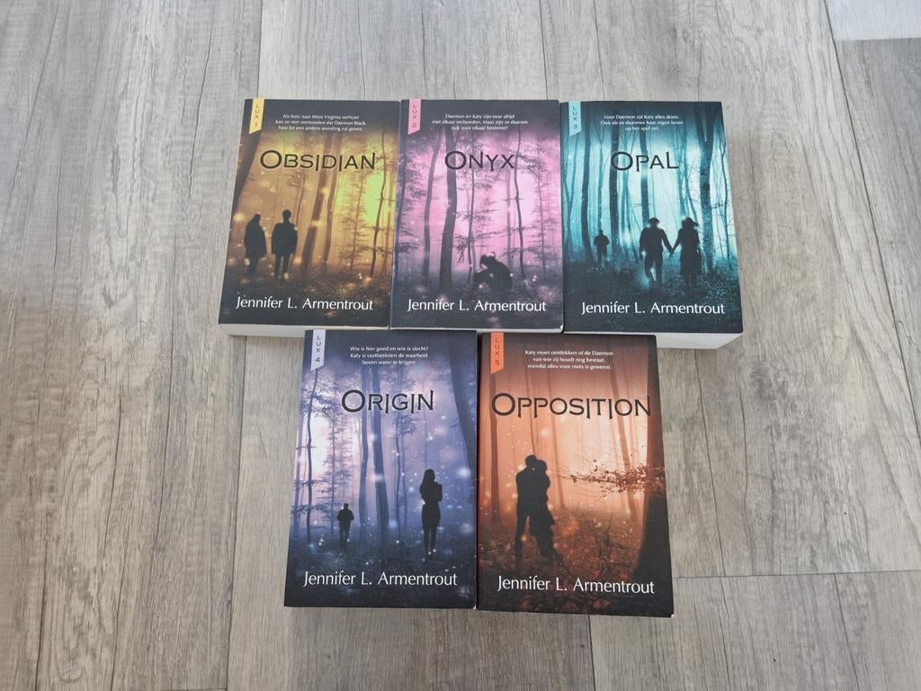 Boeken jennifer l armentrout lux 1 tm 5 serie fantasy, Ophalen of Verzenden, Zo goed als nieuw