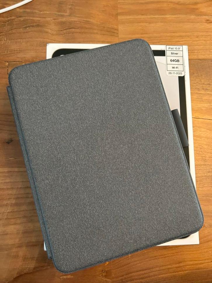 Apple iPad 10th generation met Logitech toetsenbord, Computers en Software, Apple iPads, Zo goed als nieuw, Overige modellen, Wi-Fi