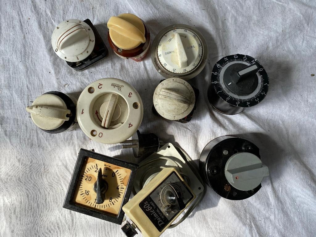 Partij van 10 schakelklokjes, partijprijs 15 euro, Antiek en Kunst, Antiek | Klokken, Ophalen of Verzenden