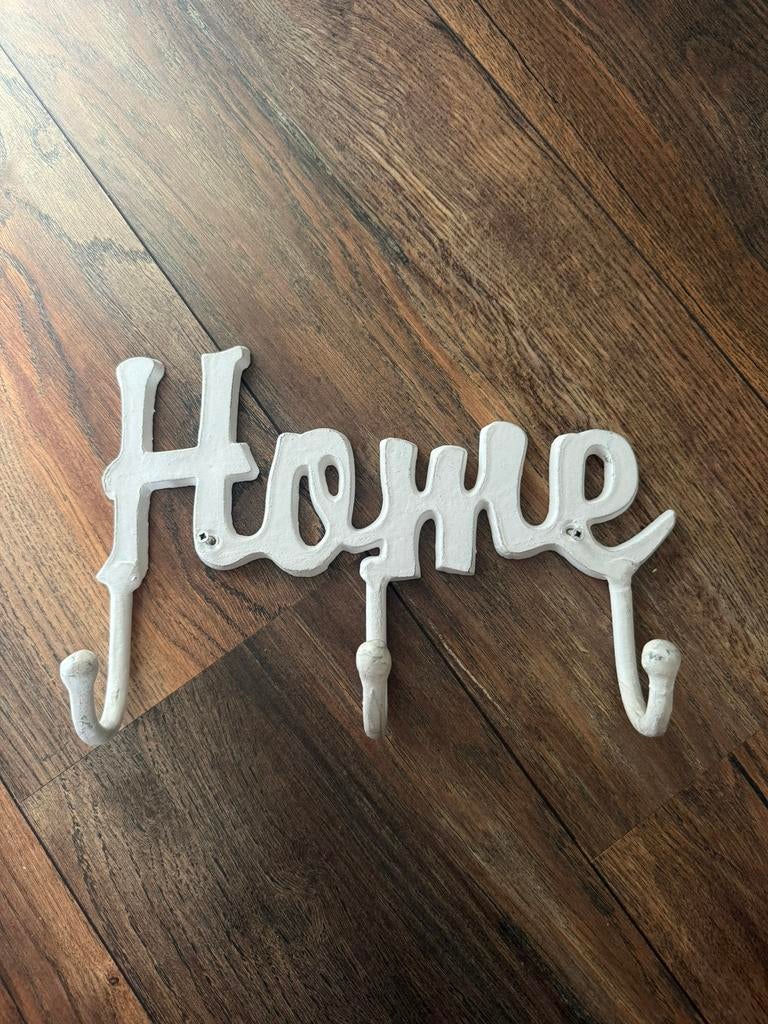 Kleine witte kapstok met 3 haken en de tekst: ‘Home’, Ophalen of Verzenden, Zo goed als nieuw, Wandkapstok, Minder dan 100 cm