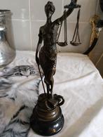 Bronzen beeld Vrouwe Justitia op marmeren sokkel, Gepatineerd, Ophalen of Verzenden, Brons, 20 - 50 cm