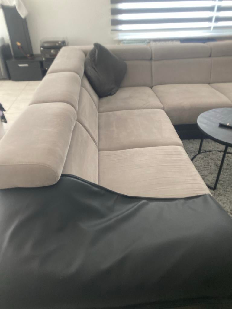 Grijze hoekbank met zwarte randen, Huis en Inrichting, Banken | Bankstellen, Gebruikt, Hoekbank, Vierpersoons of meer, 300 cm of meer