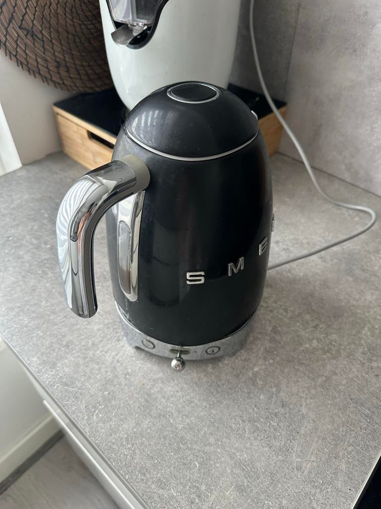 SMEG Waterkoker Zwart - Stijlvol en Functioneel, Witgoed en Apparatuur, 1 tot 2 liter, Ophalen of Verzenden, Gebruikt