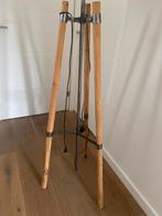 Staande lamp met houten driepoot en witte kap, Huis en Inrichting, Lampen | Vloerlampen, Ophalen of Verzenden, Gebruikt, Hout