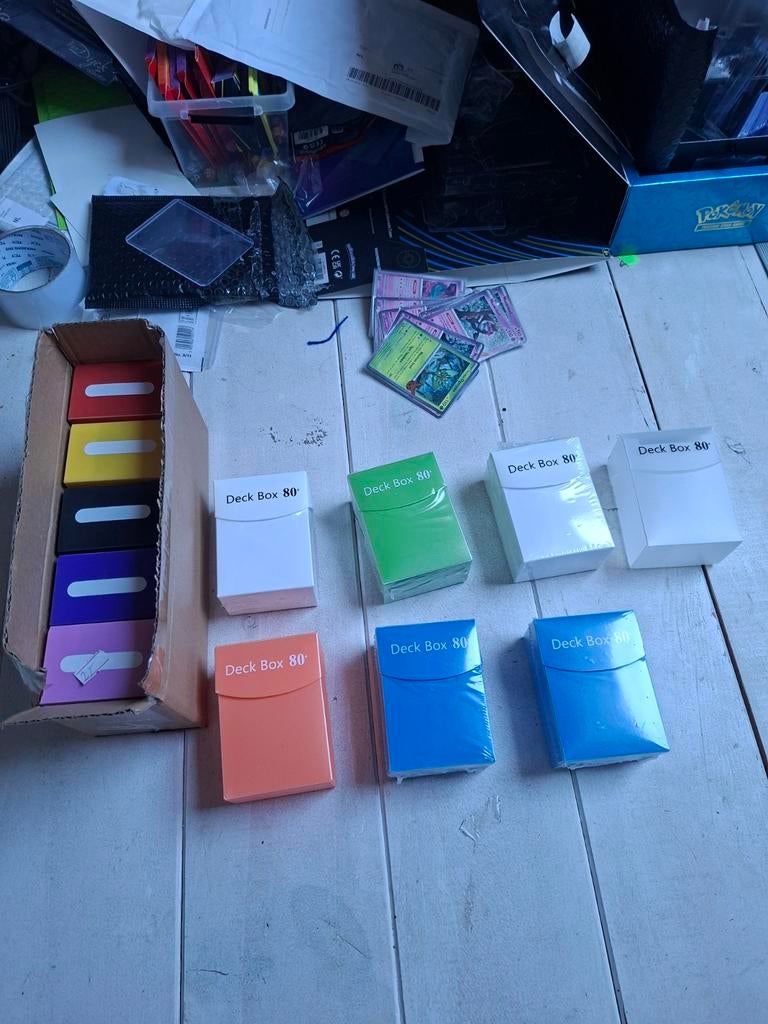 Pokémon Deck Box 80 - Diverse Kleuren, Hobby en Vrije tijd, Verzamelkaartspellen | Pokémon, Ophalen of Verzenden, Nieuw, Overige typen