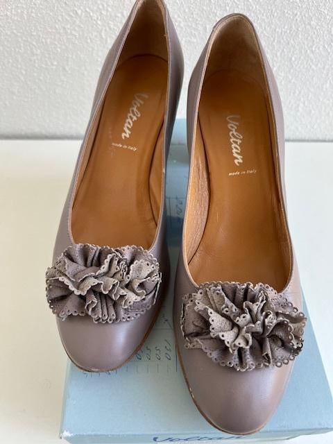 Voltan 5492 Oudroze leder bloem pumps in maat 41+, Pumps, Verzenden, Voltan, Zo goed als nieuw