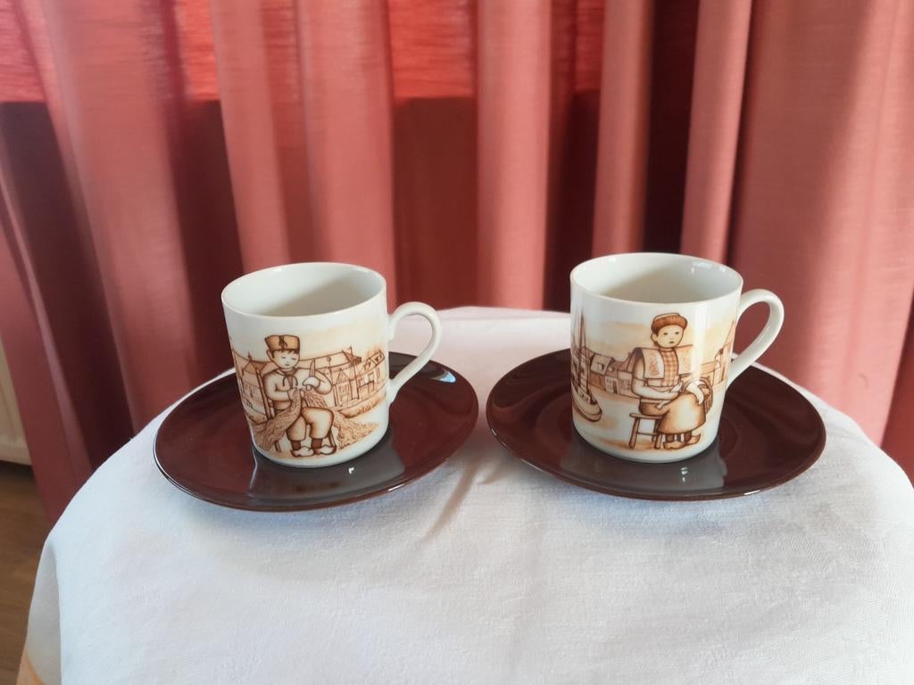 Leeuwezegel? Koffiekopjes klederdracht met schotels, Ophalen, Zo goed als nieuw, Overige stijlen, Kop(pen) en/of Schotel(s)