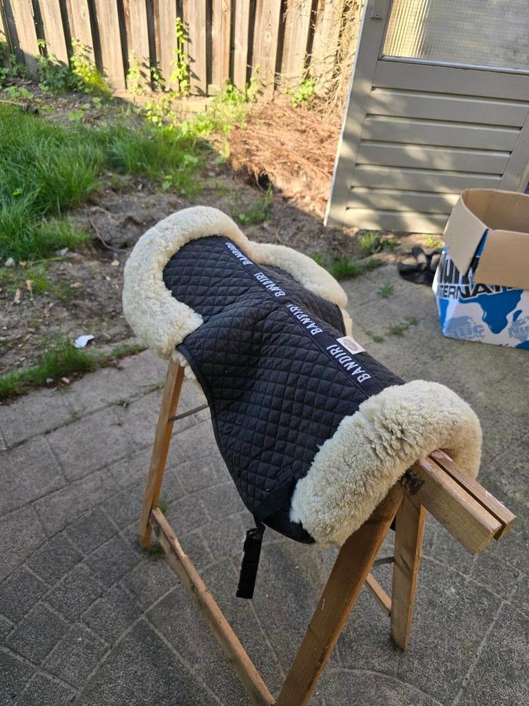 Bontje zadeldekje bandiri schapenwol, Ophalen