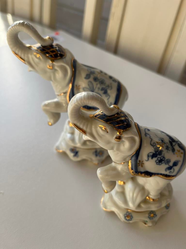 Set van 2 porseleinen olifanten, blauw-wit met goud, Antiek en Kunst, Antiek | Porselein, Ophalen of Verzenden