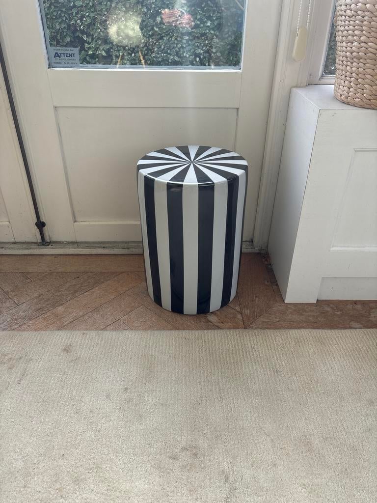 Ronde bijzettafel vtwonen, zwart-wit gestreept., Huis en Inrichting, Tafels | Bijzettafels, 45 tot 60 cm, Minder dan 55 cm, Metaal of Aluminium