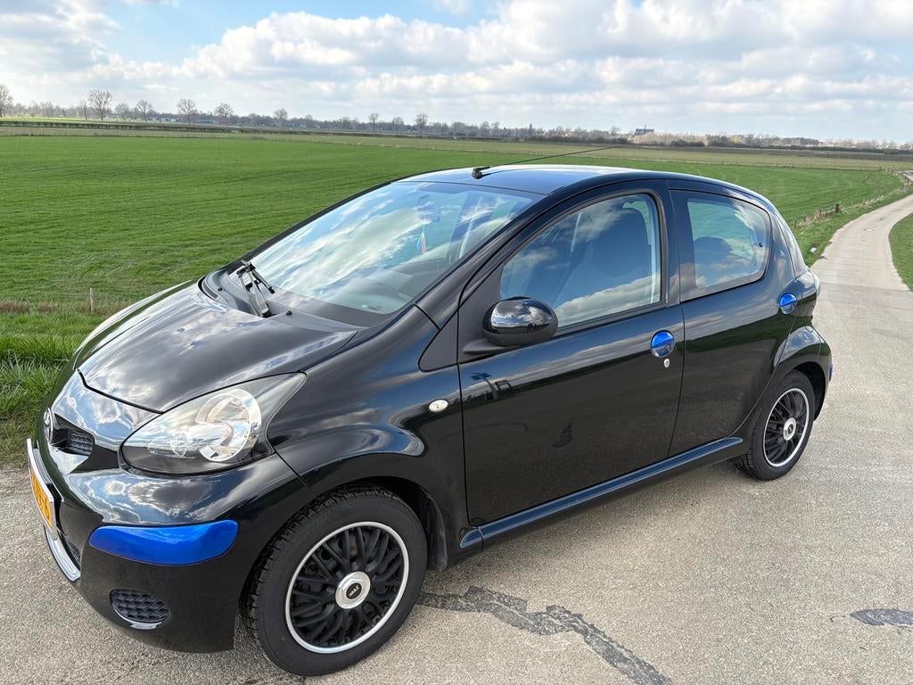 Toyota Aygo 1.0 2010 nieuwe apk, Auto's, Voorwielaandrijving, Metallic lak, Stof, Zwart