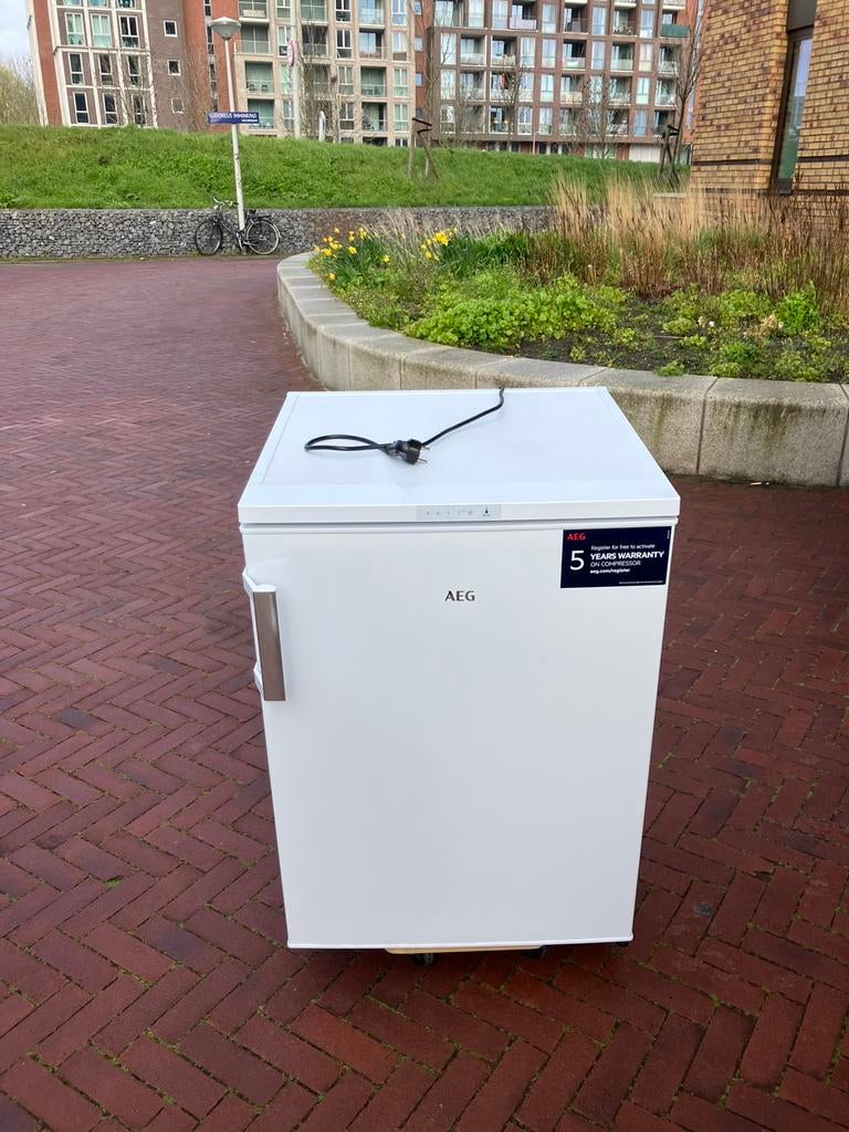 Aeg koelkast, 100 tot 150 liter, Zo goed als nieuw, Met vriesvak, Ophalen