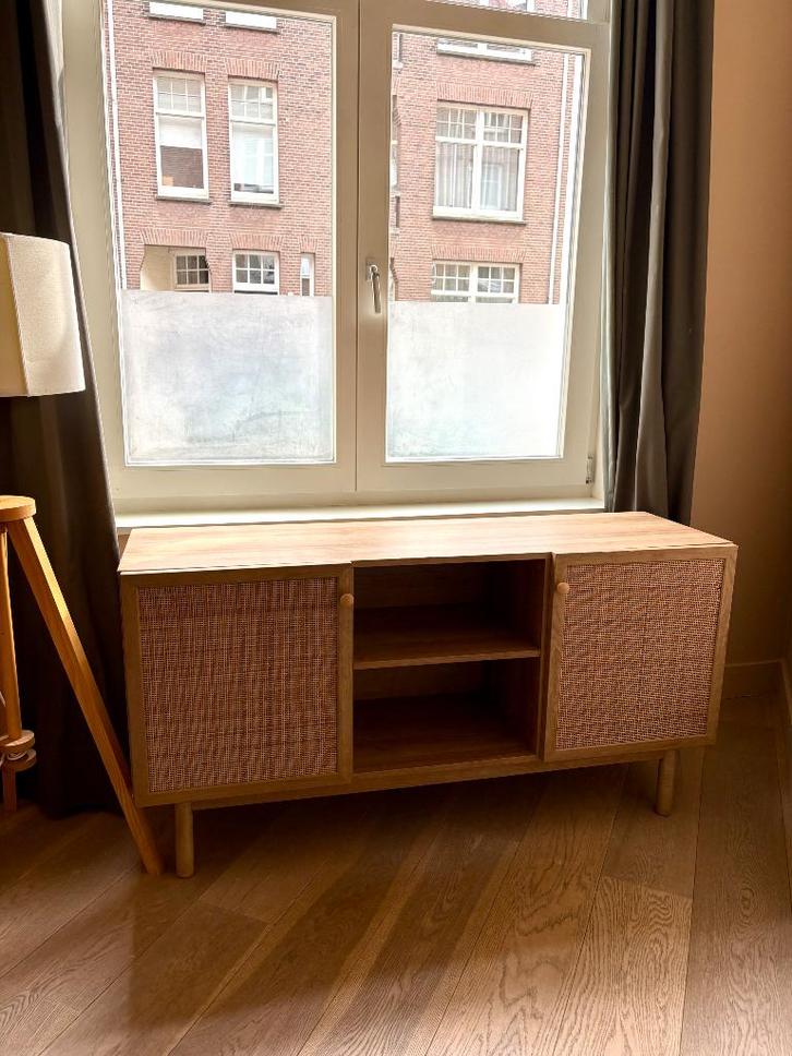 Rotan dressoir, Huis en Inrichting, Kasten | Dressoirs, Zo goed als nieuw, 100 tot 150 cm, 25 tot 50 cm, Met deur(en), Met plank(en)