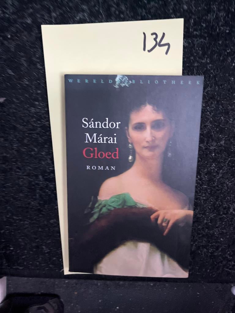 Sándor Márai - Gloed (Roman), Ophalen of Verzenden, Zo goed als nieuw, Europa overig