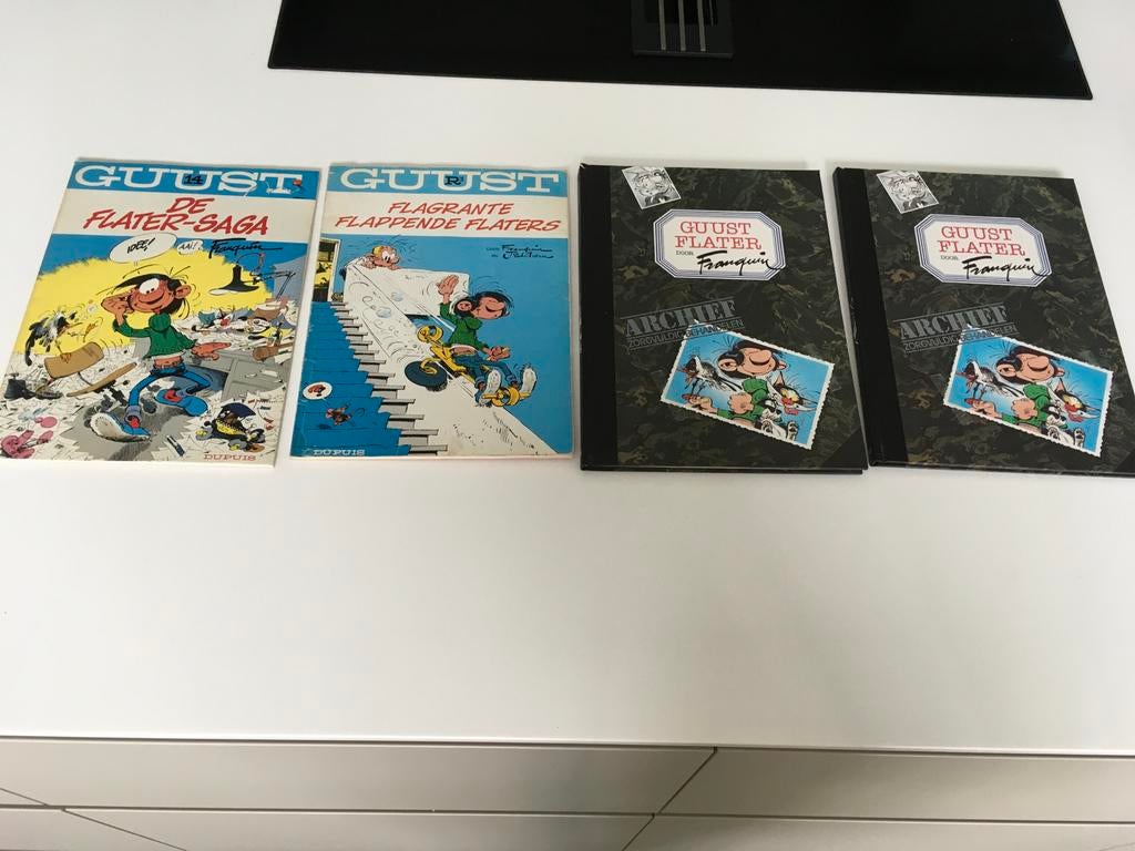 4 Guust Flater stripboeken en poster, Boeken, Meerdere stripboeken, Ophalen of Verzenden, Gelezen