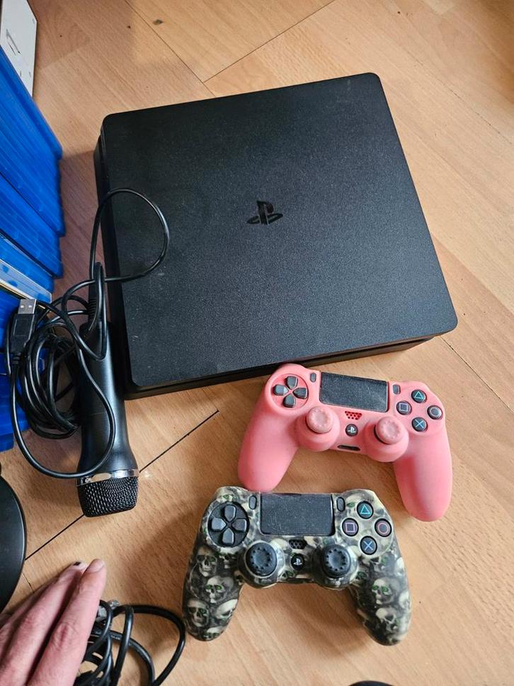 PS4 Slim met 2 controllers en 18 games, Spelcomputers en Games, Spelcomputers | Sony PlayStation 4, Gebruikt, Slim, 500 GB, Met 2 controllers