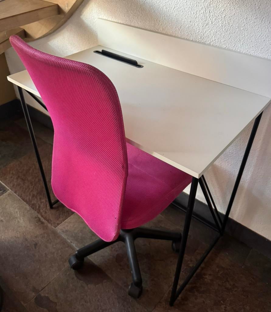 Compact bureau met roze bureaustoel .., Ophalen, Zo goed als nieuw
