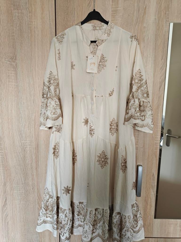 lbiza jurk met gouden borduursel mt 44/46 nooit gedragen, Kleding | Dames, Ophalen, Beige, Maat 42/44 (L), Nieuw