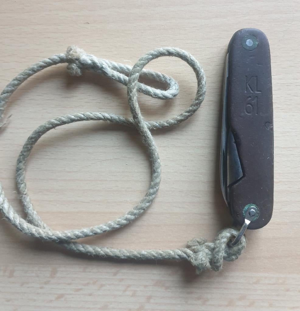 KL 61 zakmes(bruin houten handvat)+origineel geweven touwtje, Verzenden, Overige soorten, Overige gebieden, Mes of Dolk