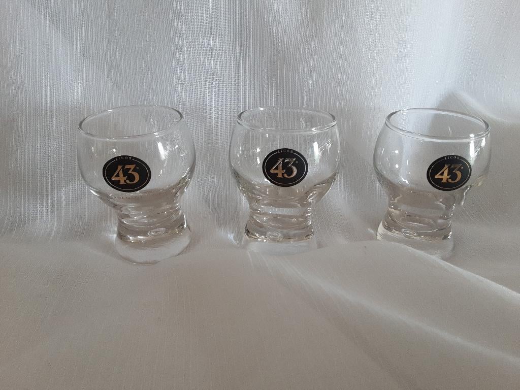 CUARENTA Y TRES LICOR 43 kleine glaasjes, 3 stuks, Verzamelen, Glas en Borrelglaasjes, Ophalen of Verzenden, Zo goed als nieuw