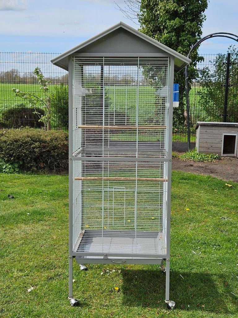 Mooie grote volière met drinkflesjes en eetbakjes en stokken, Ophalen, Zo goed als nieuw, Aluminium, Volière
