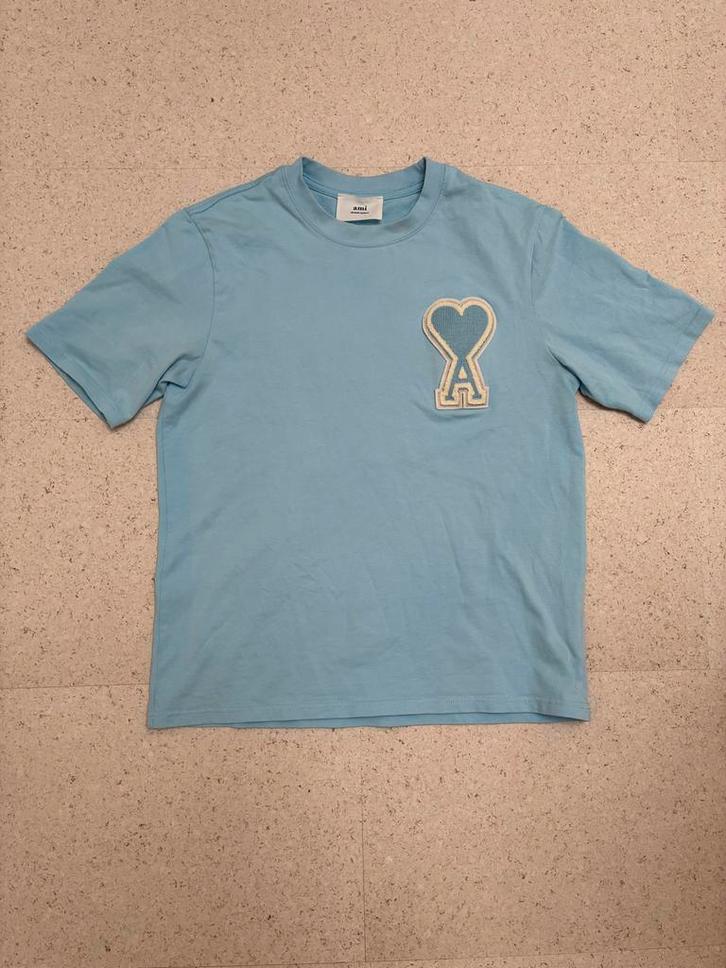 Ami Paris T-shirt Lichtblauw met Ami de Coeur logo, Kleding | Heren, T-shirts, Zo goed als nieuw, Maat 48/50 (M), Blauw, Ophalen of Verzenden