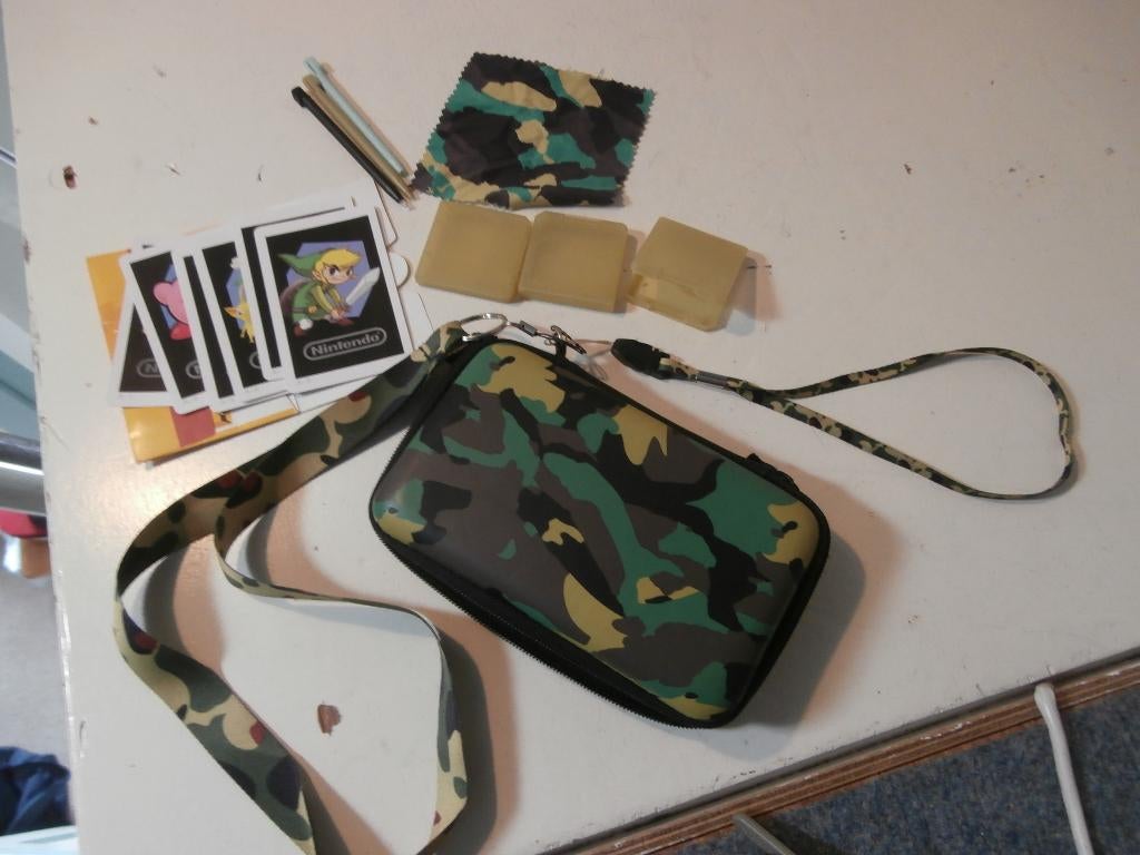 Nintendo DS tasje leger groen kaarten hoesje en hulpmiddelen, Overige genres, 1 speler, Ophalen of Verzenden, Zo goed als nieuw