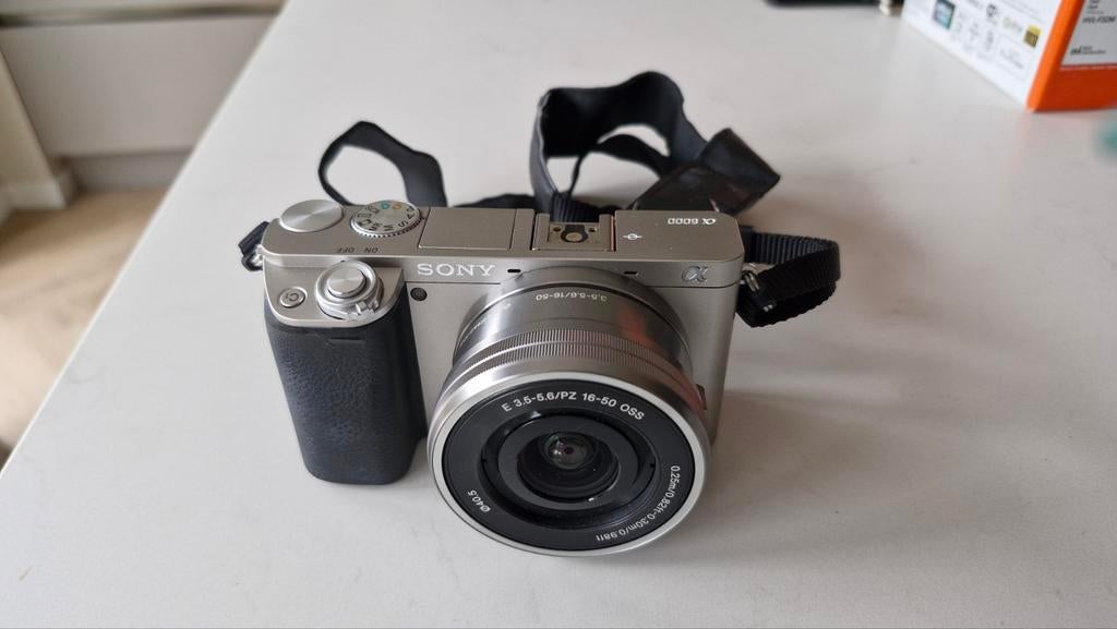 Sony alpha A6000 systeemcamera, extra lens, statief, enz., Ophalen, Zo goed als nieuw, 4 t/m 7 keer, Sony