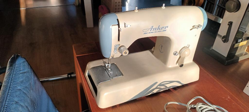 2 x oude elektrische naaimachine, Hobby en Vrije tijd, Naaimachines en Toebehoren, Ophalen, Gebruikt, Naaimachine, Overige merken