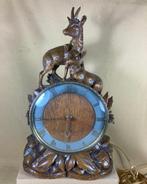 Antieke Zwarte Woud Klok met Herten – Handgesneden - Werkend, Antiek en Kunst, Ophalen of Verzenden