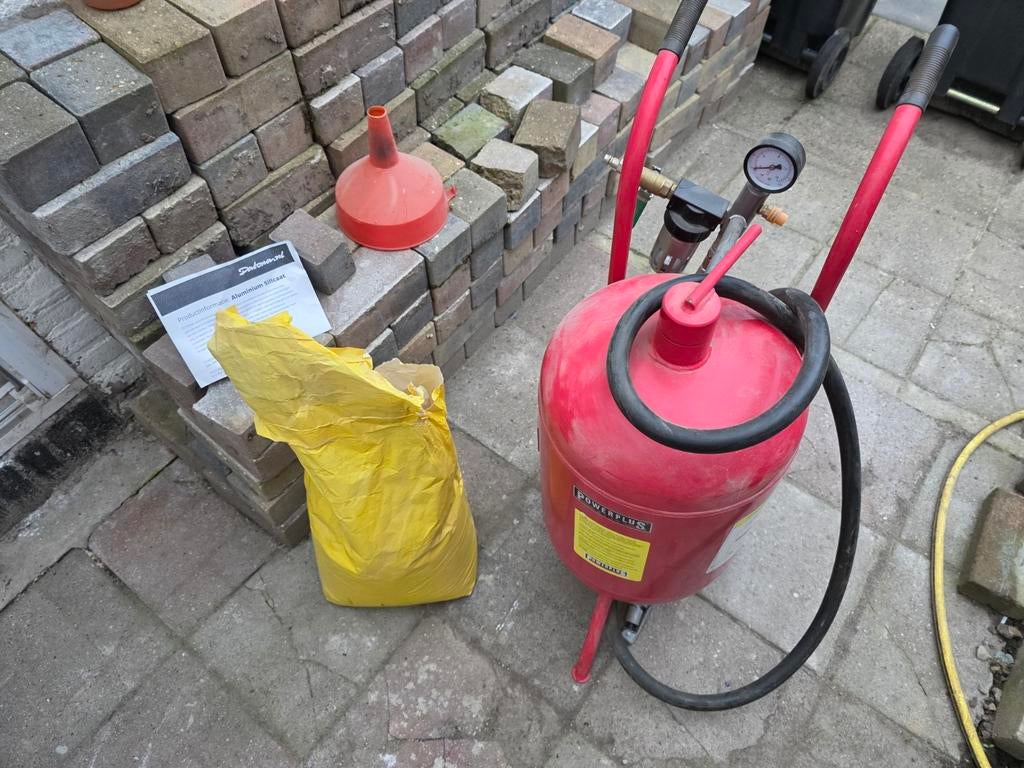 Straalketel met straalzand Aluminium Silicaat a 18 KG, Ophalen, Gebruikt