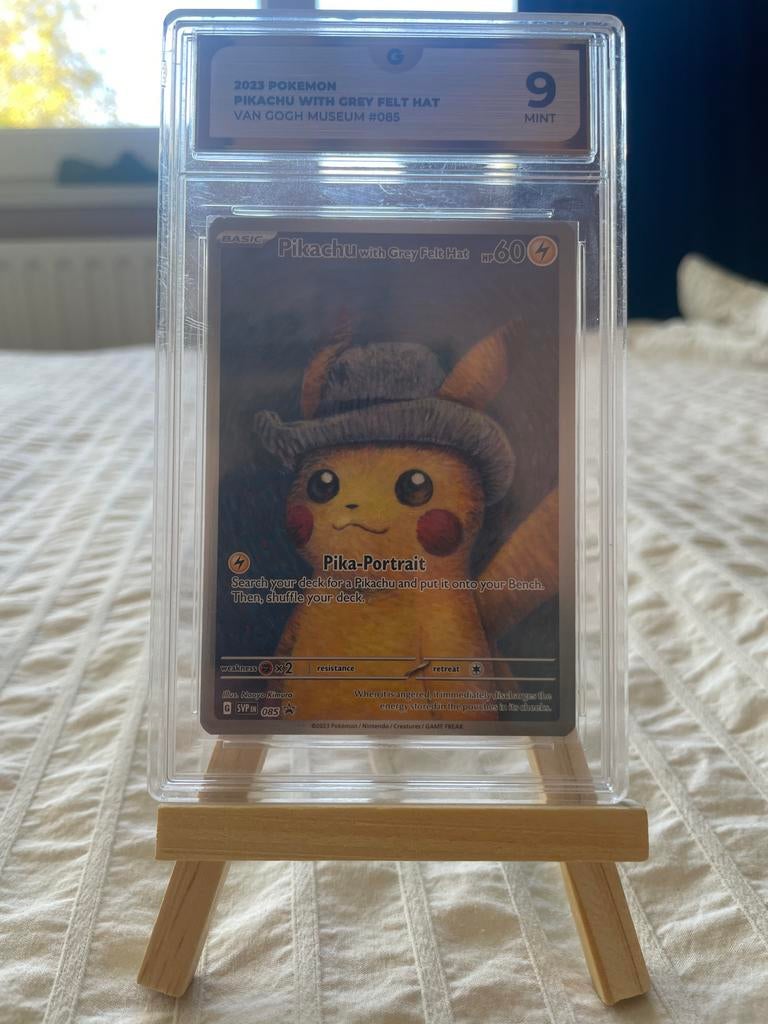 Pikachu van gogh  #085 global grading 9 mint incl standaard, Ophalen of Verzenden, Zo goed als nieuw, Losse kaart