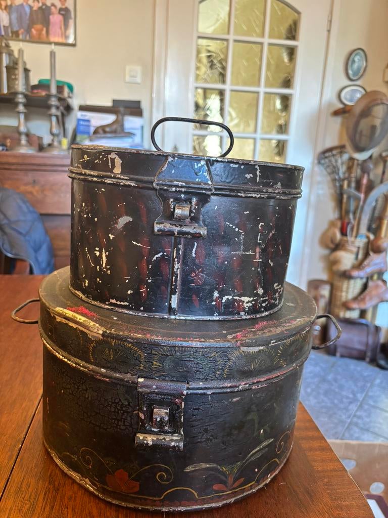 Volkskunst Antiek metalen hoedendozen met de handbeschilderd, Antiek en Kunst, Ophalen of Verzenden