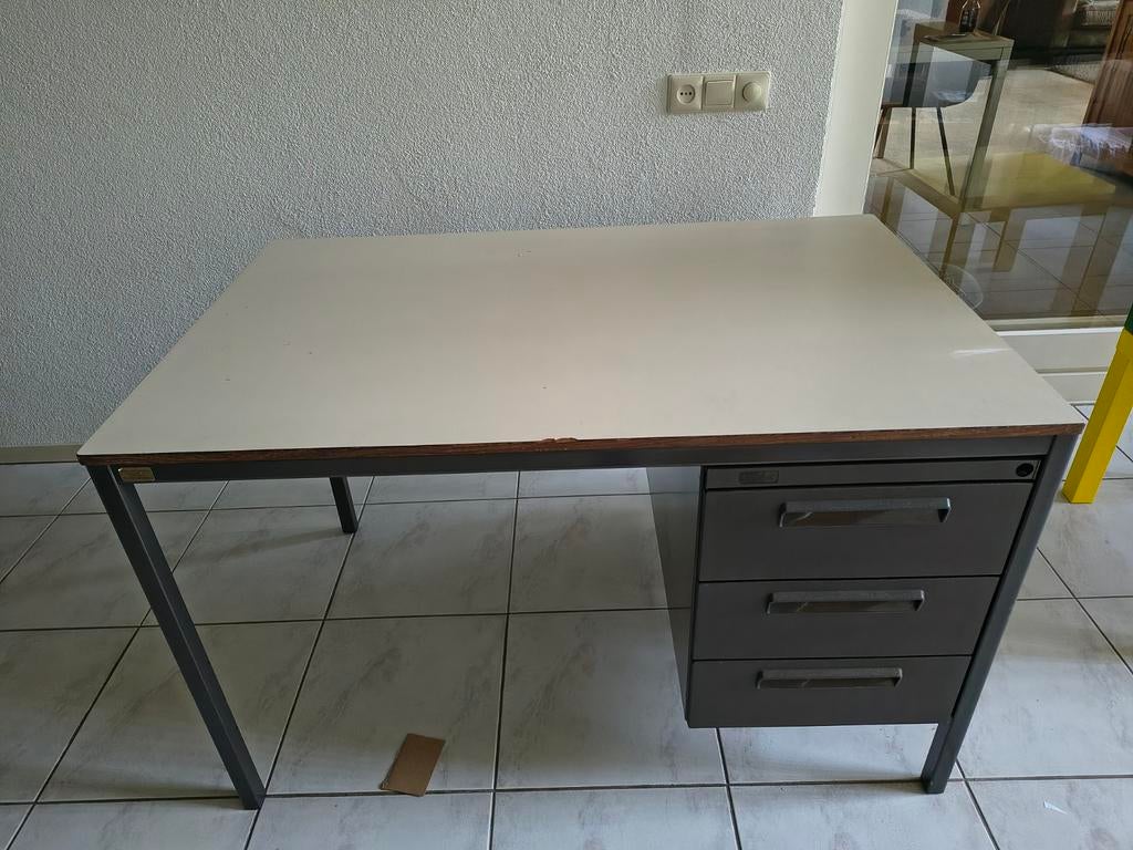 Metalen bureau van Blerk 3 lades, Ophalen, Gebruikt