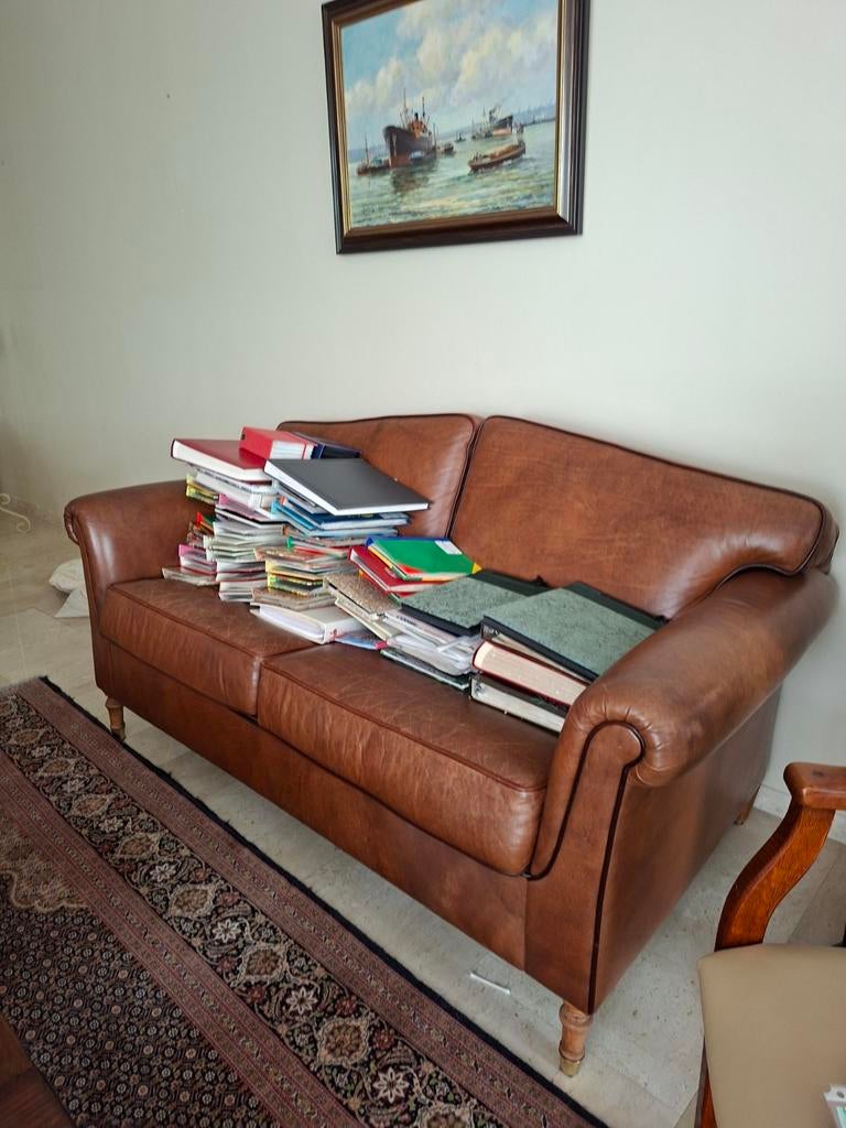 Twee cognackleurige klassieke leren banken in topconditie., Huis en Inrichting, Banken | Bankstellen, Ophalen, Klassiek, Zo goed als nieuw