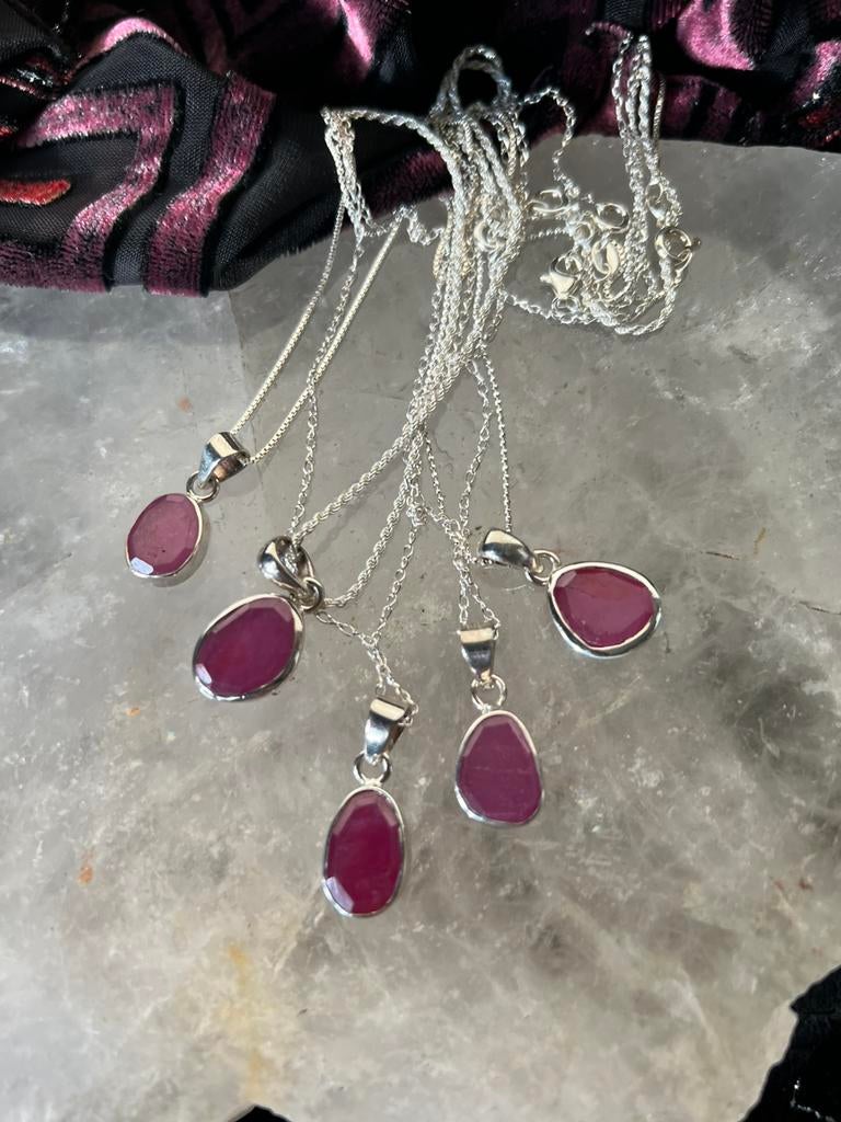 Robijn hanger beschermt liefde geluk passie powerful SALE, Sieraden, Tassen en Uiterlijk, Kettingen, Nieuw, Ophalen of Verzenden