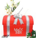 Prachtige rode enveloppendoos, is met zilver lint versierd., Ophalen of Verzenden, Nieuw, Feestartikel, Geboorte of Huwelijk