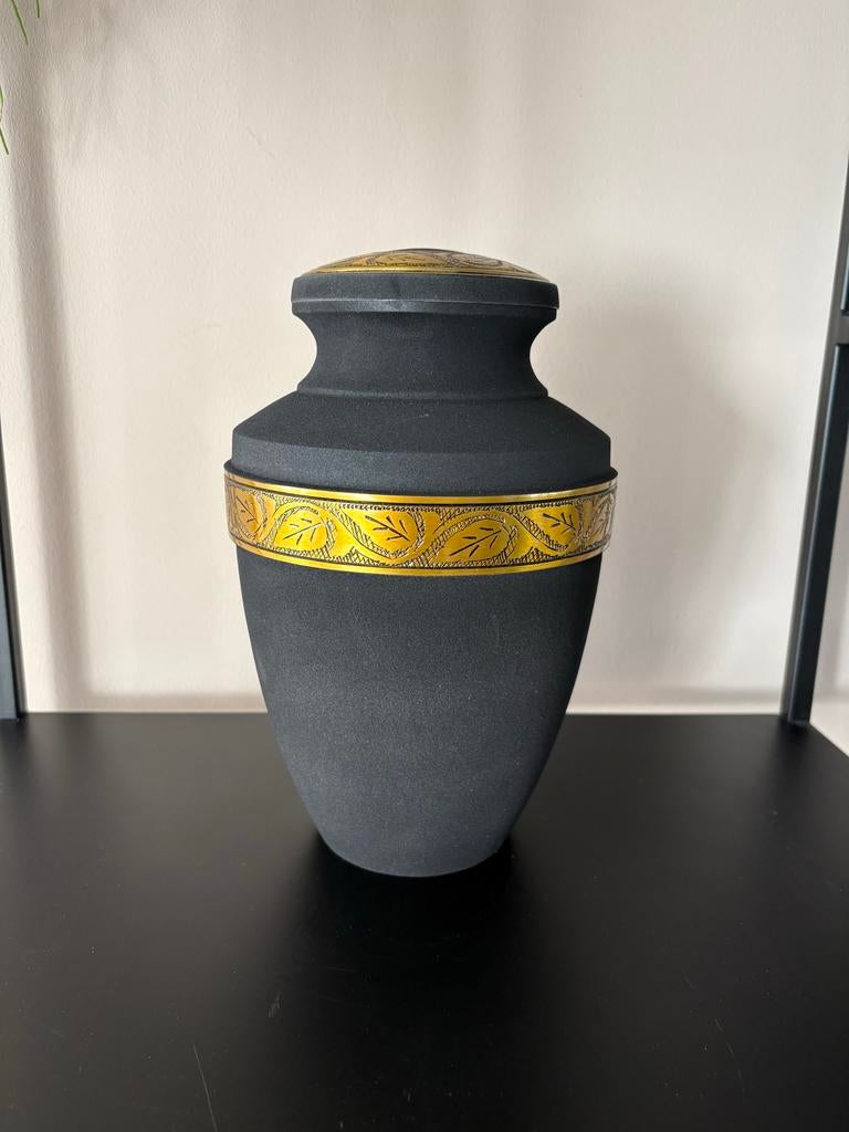 Urn 3,5 liter zwart met goud, Info@jouwurn.nl, Overige materialen, Zwart, Ophalen of Verzenden