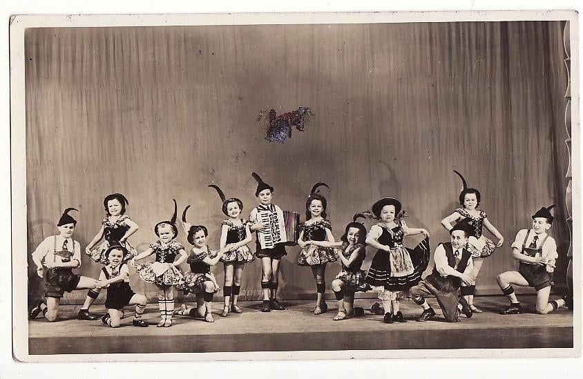 Manias Lilliput foto Max Koot 1952 -dansgroep met Accordeons, Verzamelen, Verzenden, Zo goed als nieuw, Foto of Kaart