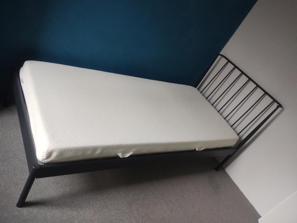 Metalen eenpersoonsbed en matras., Ophalen, Gebruikt, 90 cm, Eenpersoons