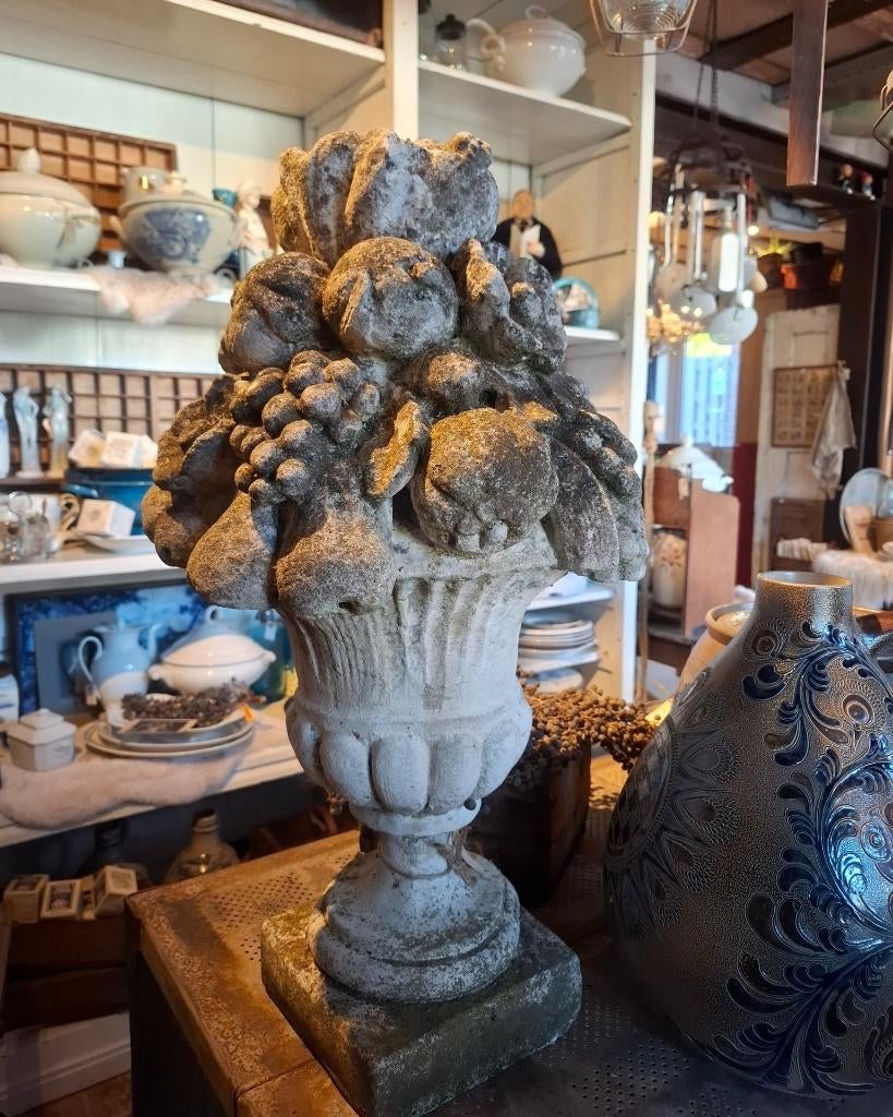 Zware betonnen tuinvaas, vaas met bloemen en fruit, Ophalen, Gebruikt, Bloemen, Tuinvaas